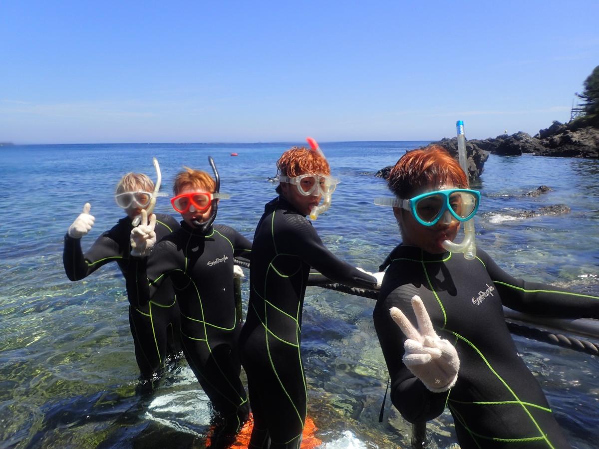 伊豆・城ヶ崎海岸の海へ入っていく体験ダイビング参加者