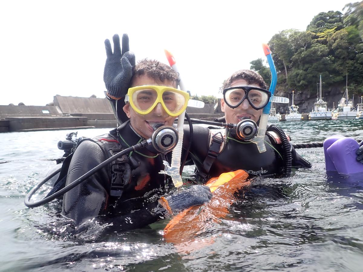 体験ダイビングを終えて達成感を感じるゲスト