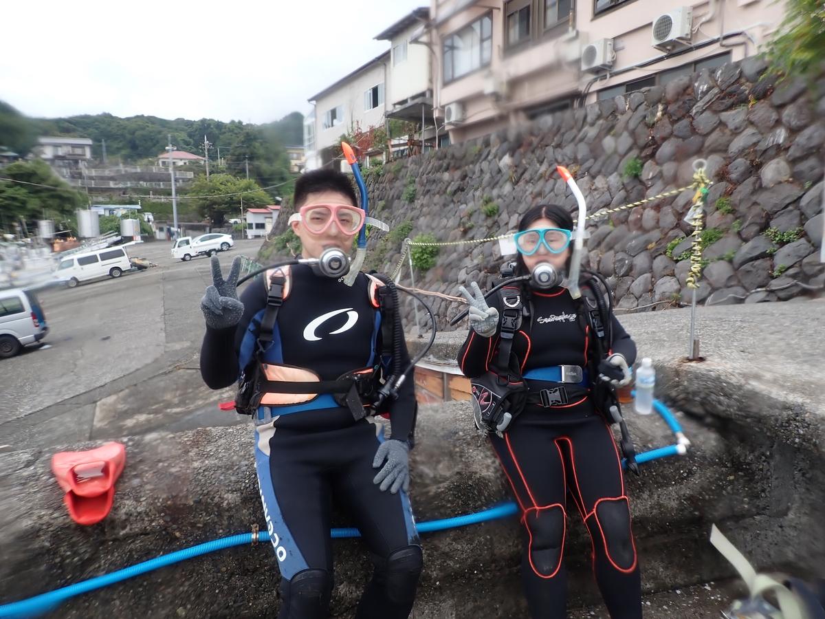 スキューバダイビングの呼吸に慣れていく体験ダイバー