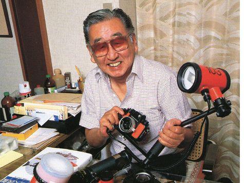 水中カメラを手に微笑む益田一氏｜日本のレジャーダイビング業界の創始者・森田稔の師匠