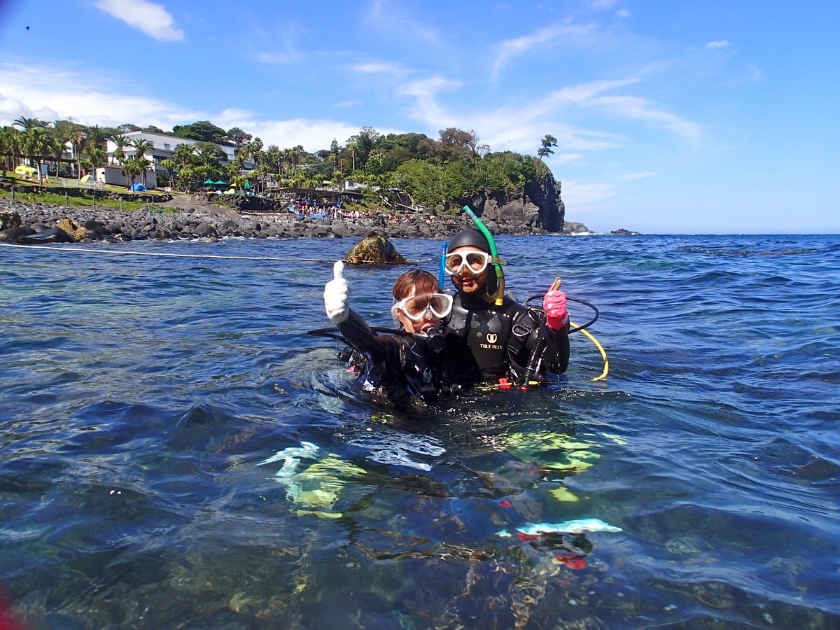 最初は浅いところから慣れていく体験ダイビング参加者とインストラクター