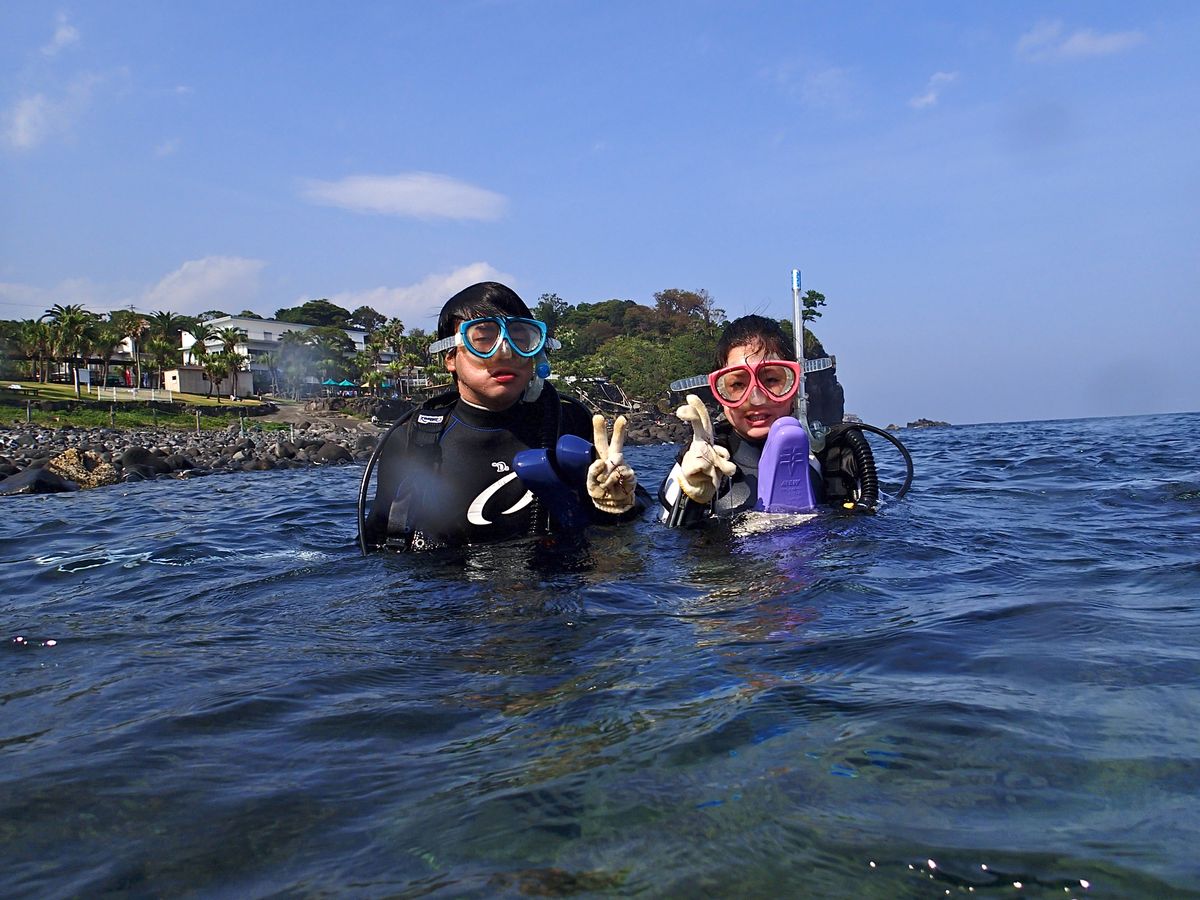 体験ダイビングを終えて海面で笑顔を見せる参加者